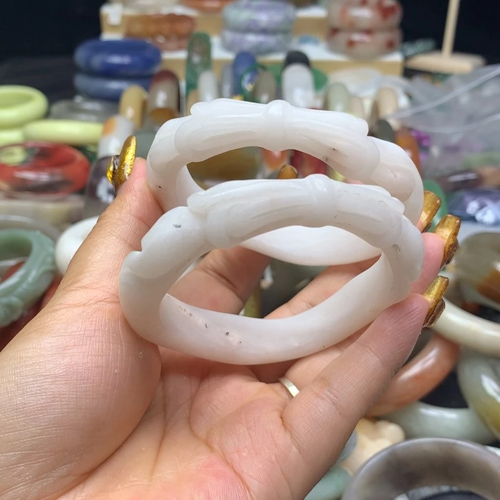 石英质玉手镯未镶嵌二*姐