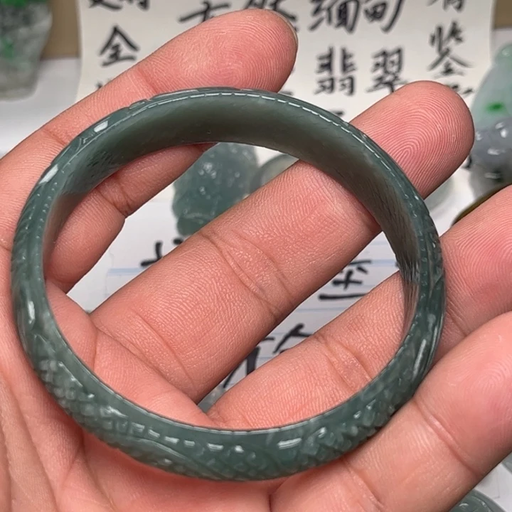 翡翠未镶嵌颈饰手镯