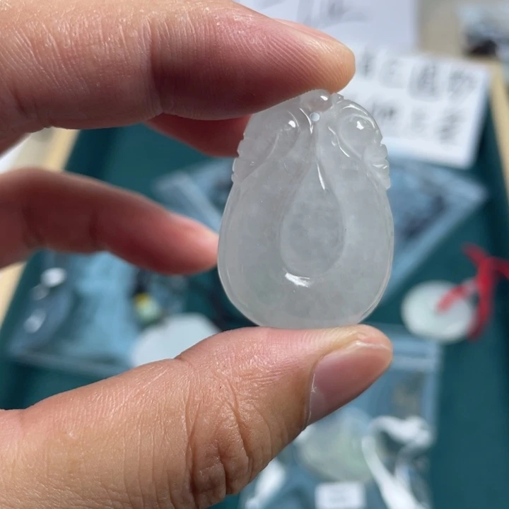 翡翠未镶嵌颈饰如意