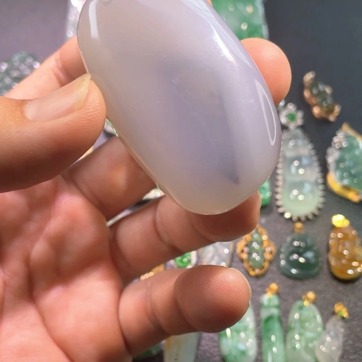 未镶嵌翡翠胸饰玛瑙水但天然一件