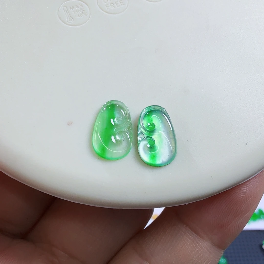 翡翠未镶嵌颈饰金丝阳绿