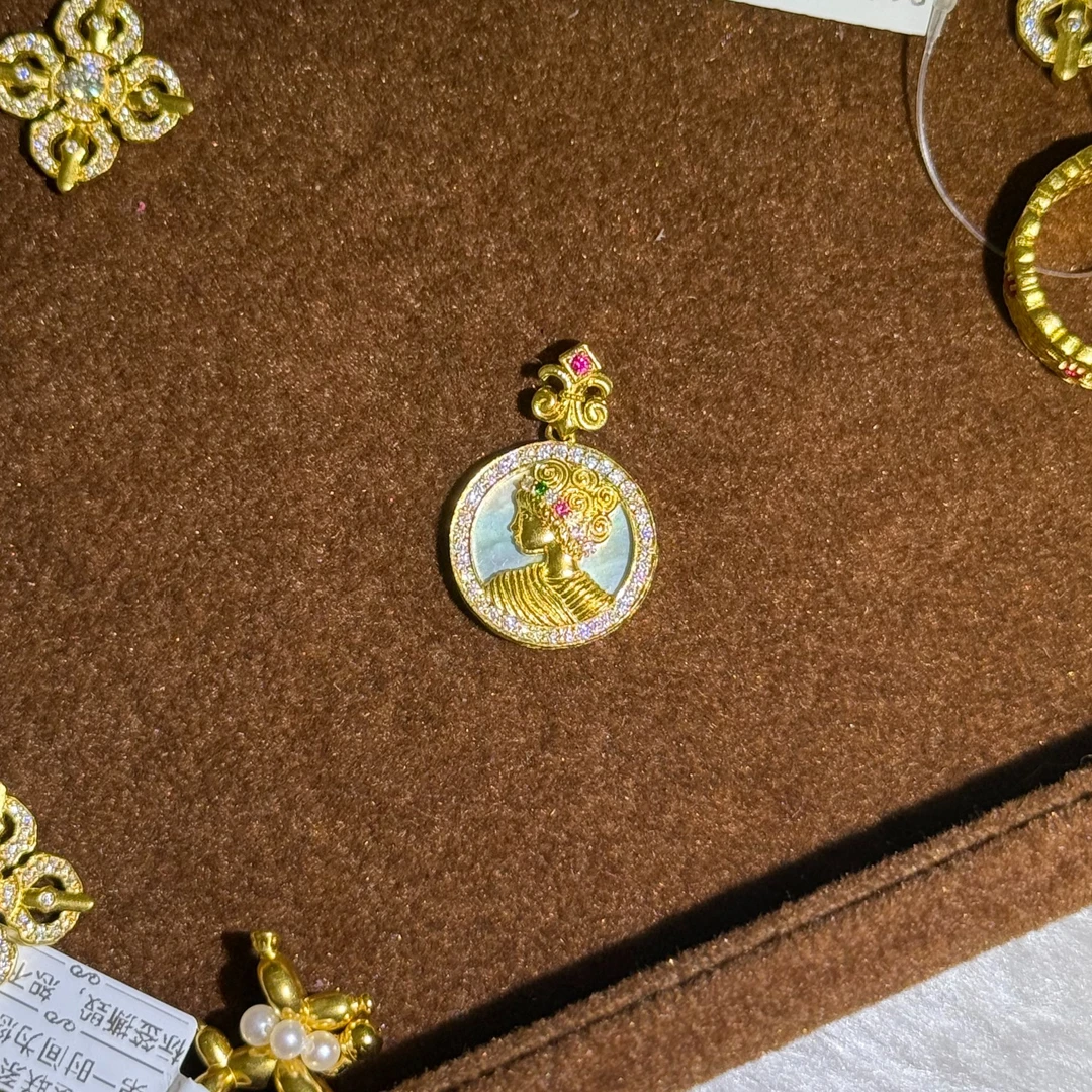 【足金女王牌锁包】白贝莫桑纯黄真金999古法工艺镂空女款吊坠