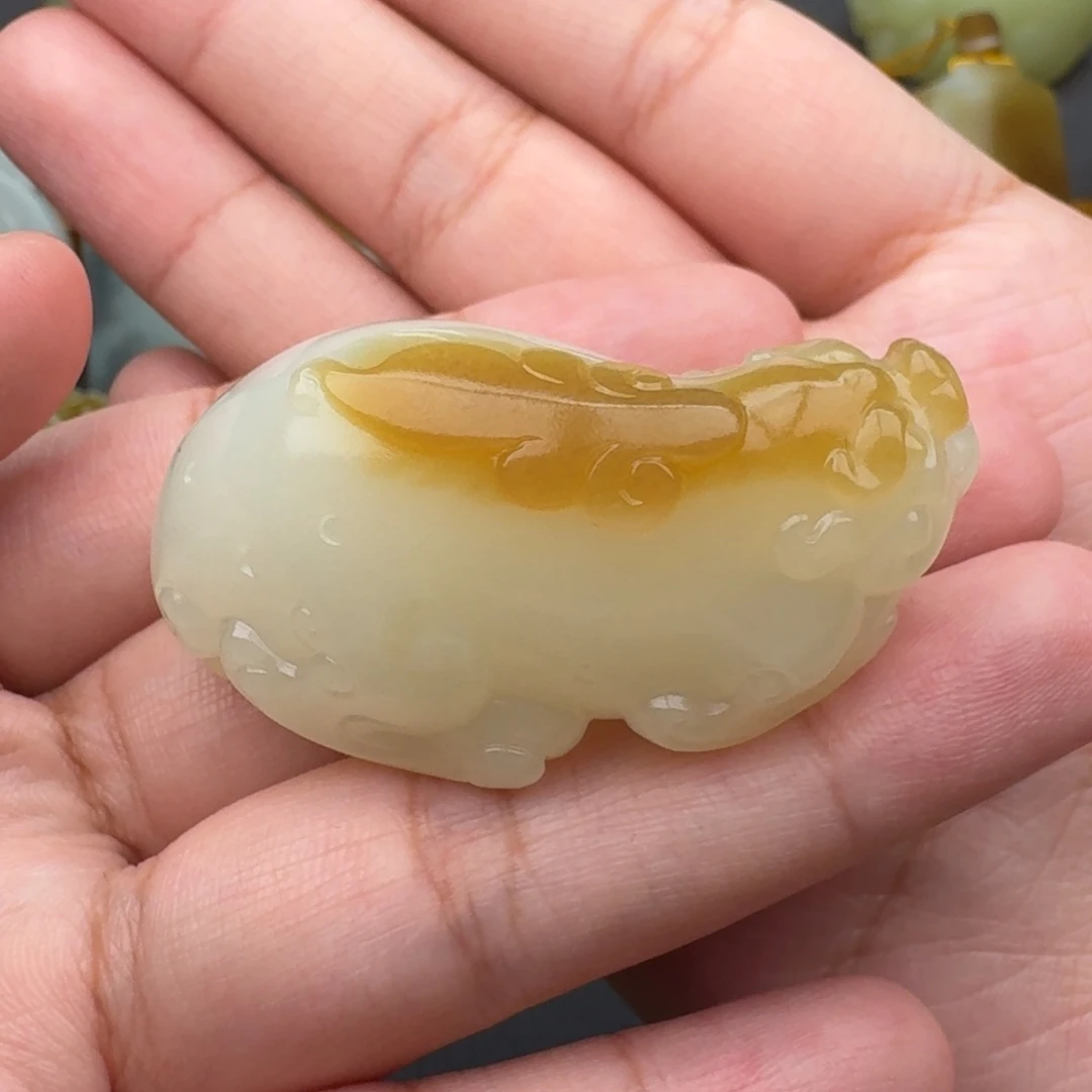 平***生和田玉未镶嵌颈饰