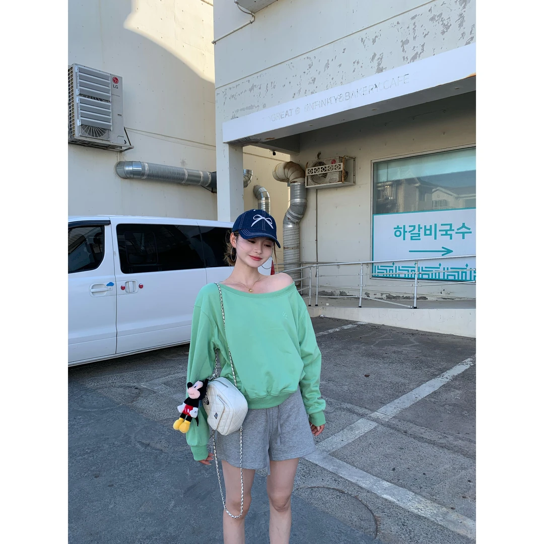 新款时尚慵懒套装宽松绿色斜肩卫衣女秋季百搭灰色休闲短裤两件套