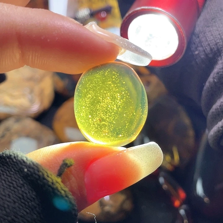 琥珀裸石未镶嵌！