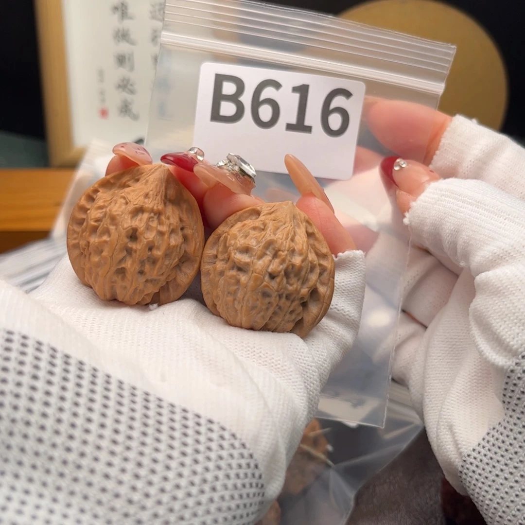 文玩核桃把件34金牛b 616