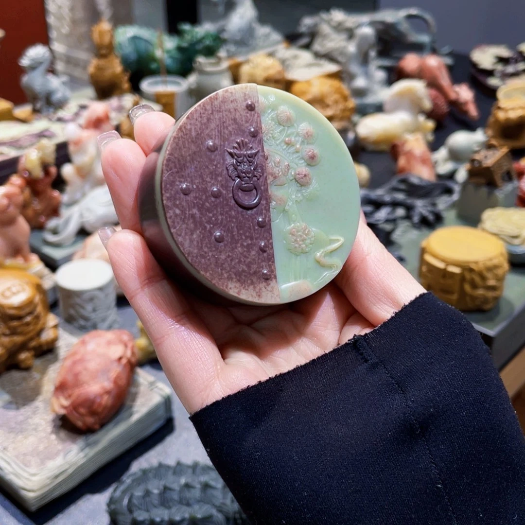 花旦紫袍玉带石手把件