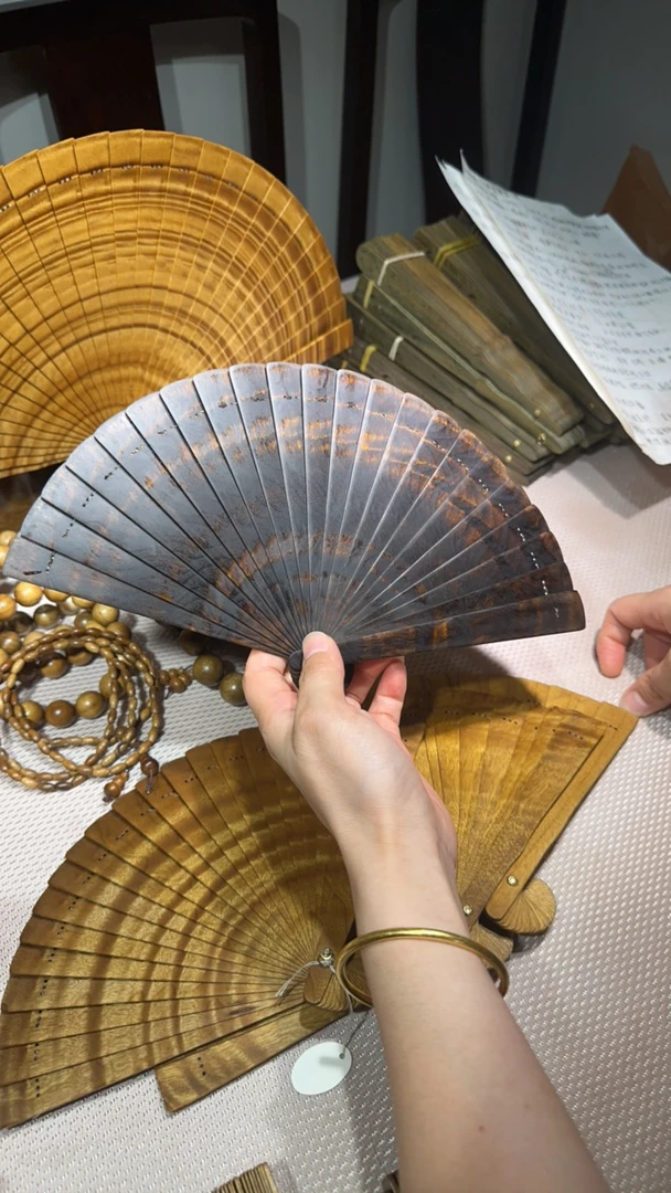 手工精制扇子彰显独特韵味