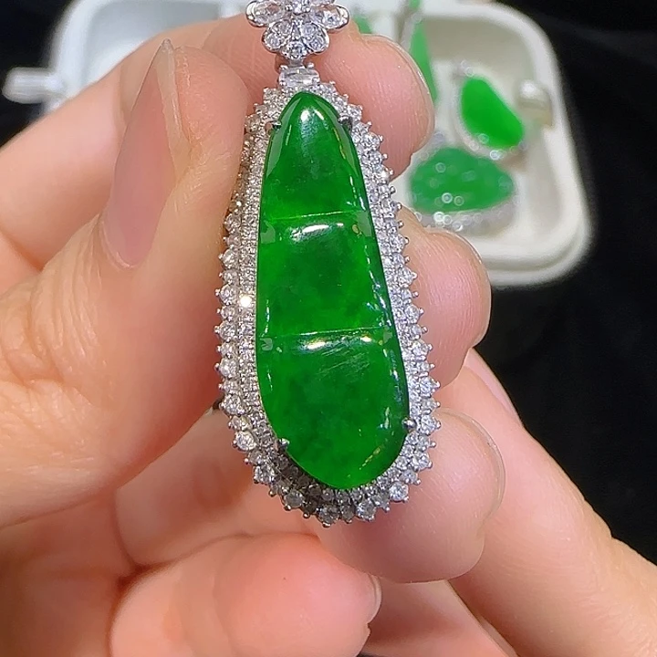 翡翠18K金镶嵌颈饰翡翠豆子吊坠