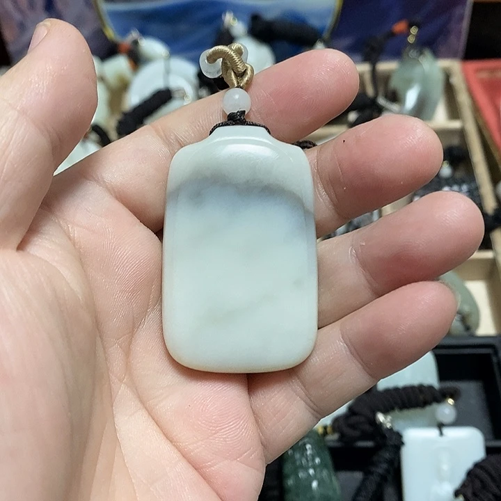 等***来和田玉未镶嵌颈饰