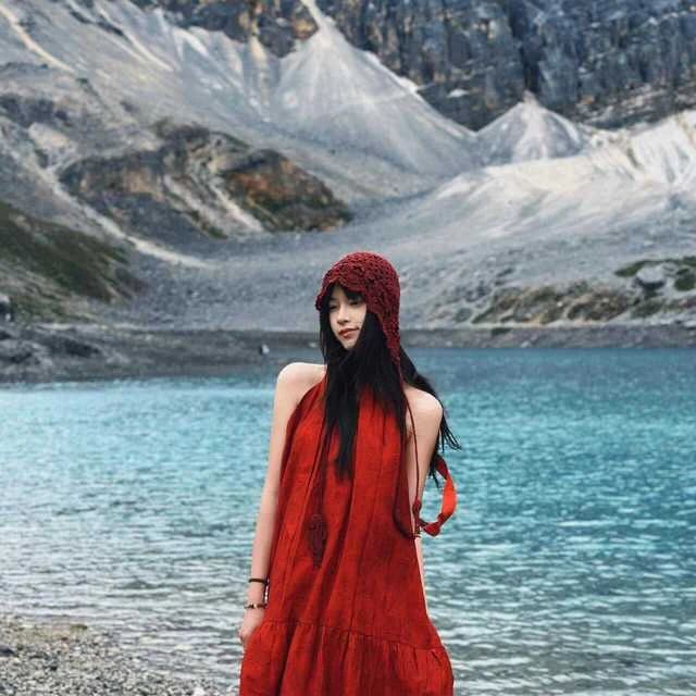 新疆旅行穿搭川西草原大西北沙漠旅游拍照红色连衣裙超仙挂脖长裙