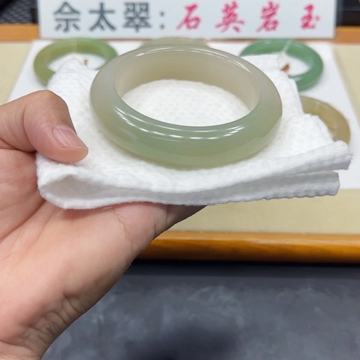 未镶嵌手镯石英质玉一**?