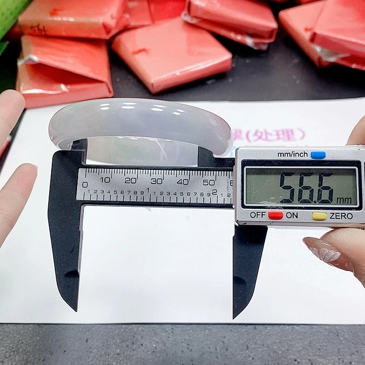 翡翠手镯未镶嵌239。