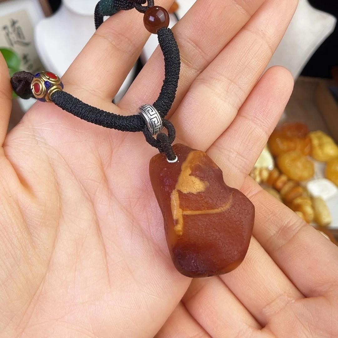 琥珀珠宝奇石未镶嵌。