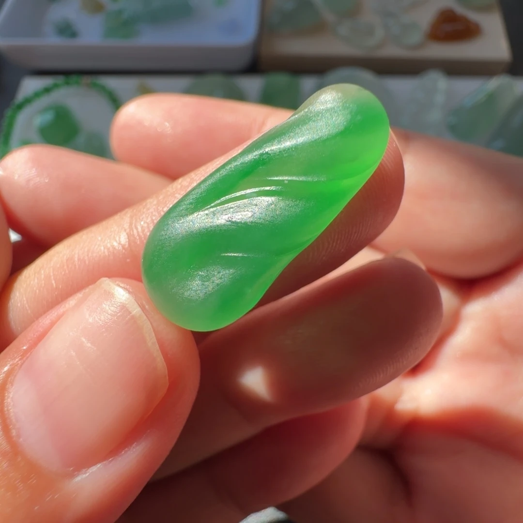 定制翡翠未镶嵌冰阳绿随行