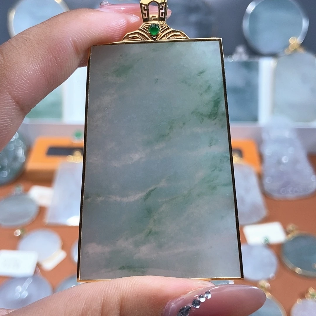 D***d翡翠18K金镶嵌吊坠(不含链)