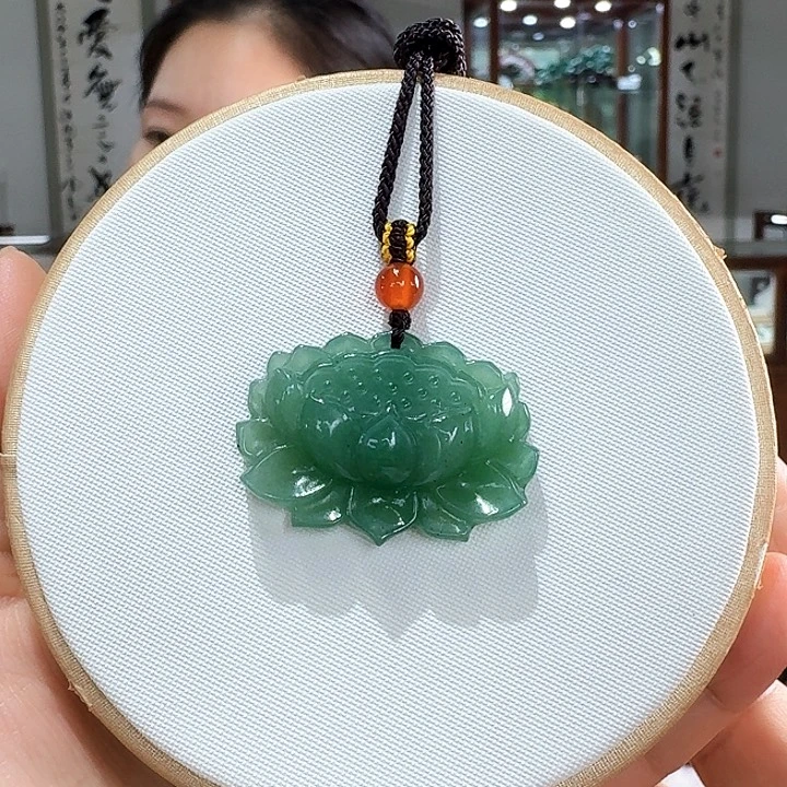 颈饰未镶嵌密玉（石英质玉）