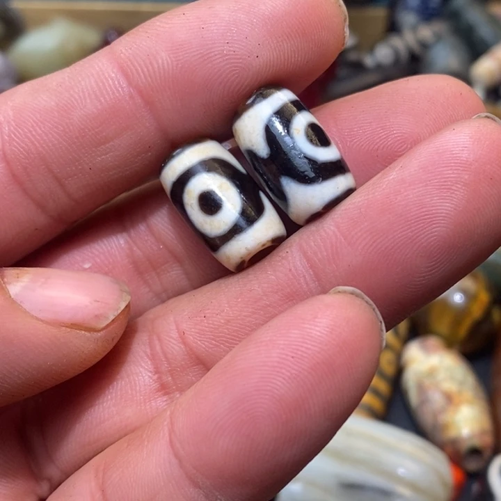 未镶嵌珠子的颜色是蓝色玛瑙/玉髓