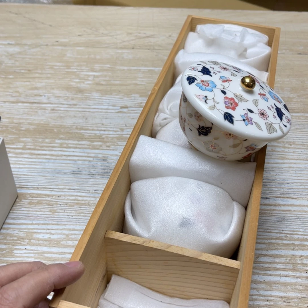 瓷片瓷****店密密麻麻地排列着一个