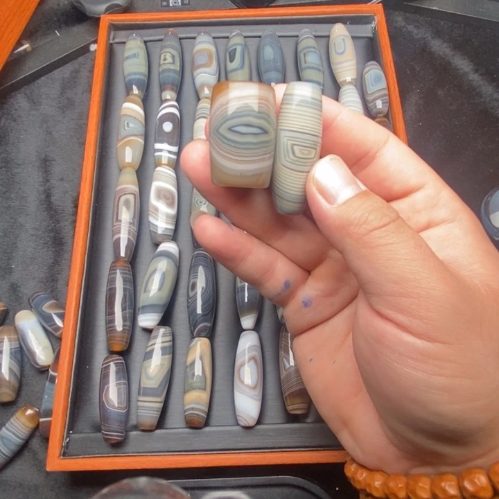 贾***猫玛瑙/玉髓未镶嵌颈饰