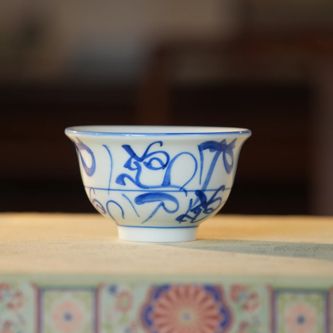 【央广甄瓷专属】青花茶花刀字纹压手杯
