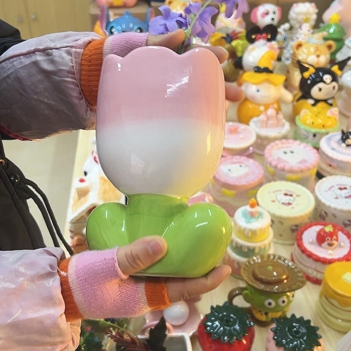 摆件陶瓷艺术家和艺术家