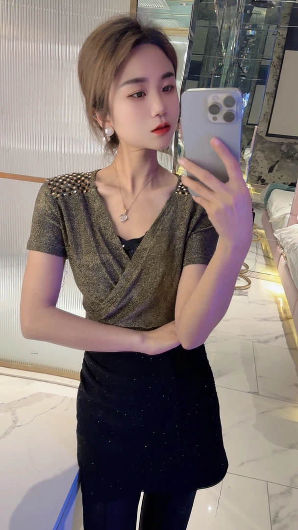 金色黑色肩膀带钻短袖上衣