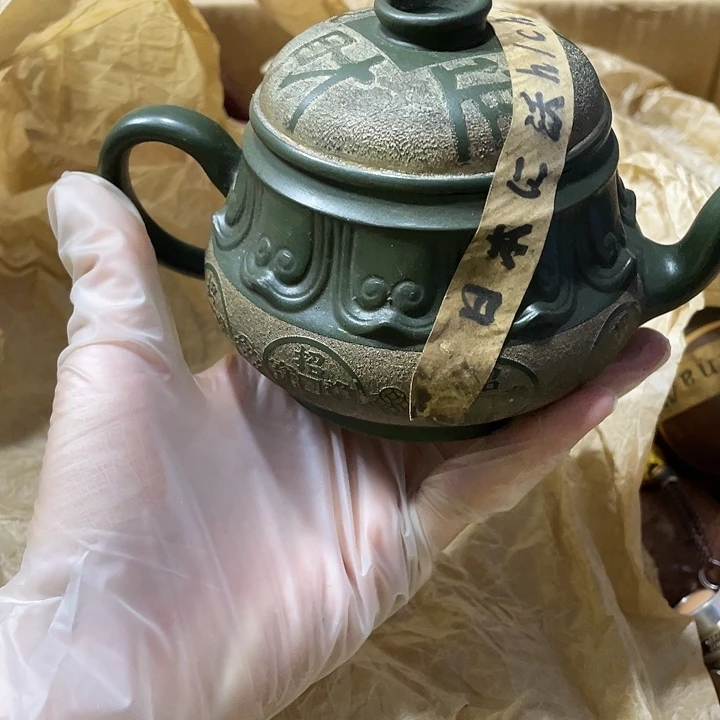 茶壶紫砂原矿泥料，手工制作的一把紫砂壶。