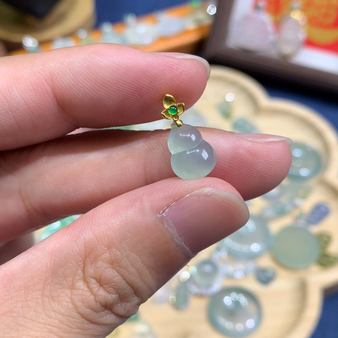 翡翠18K金镶嵌颈饰葫芦