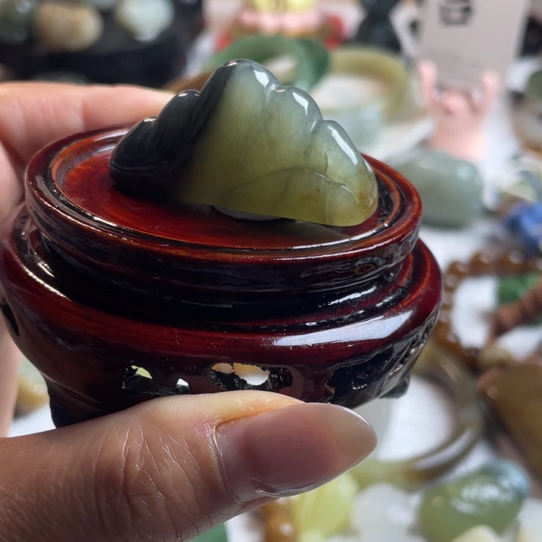 和田玉未镶嵌颈饰靠山