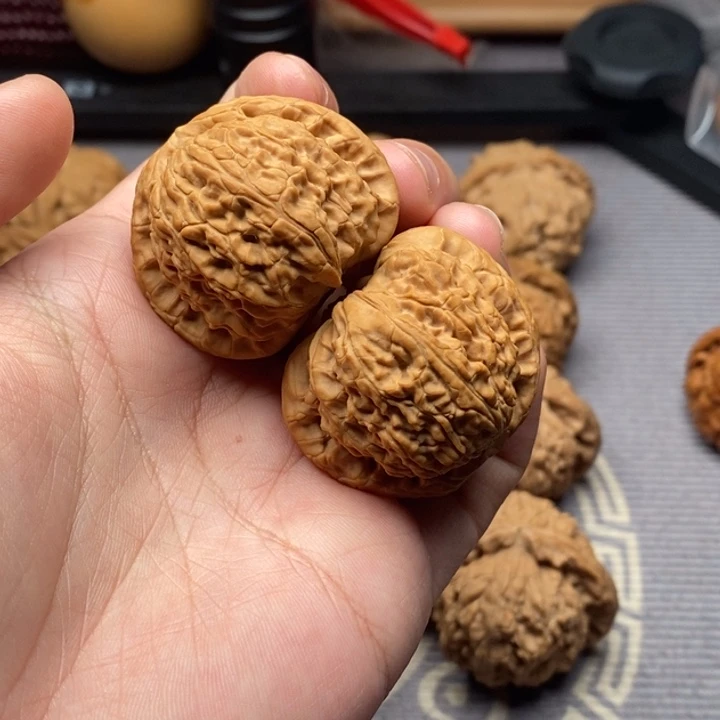 文玩核桃吊坠白狮子