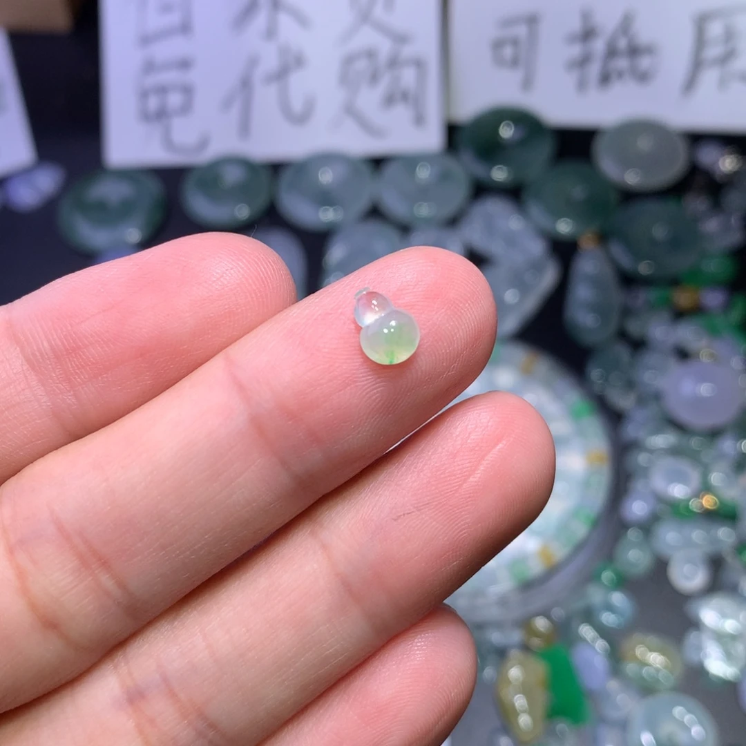 翡翠未镶嵌颈饰葫芦