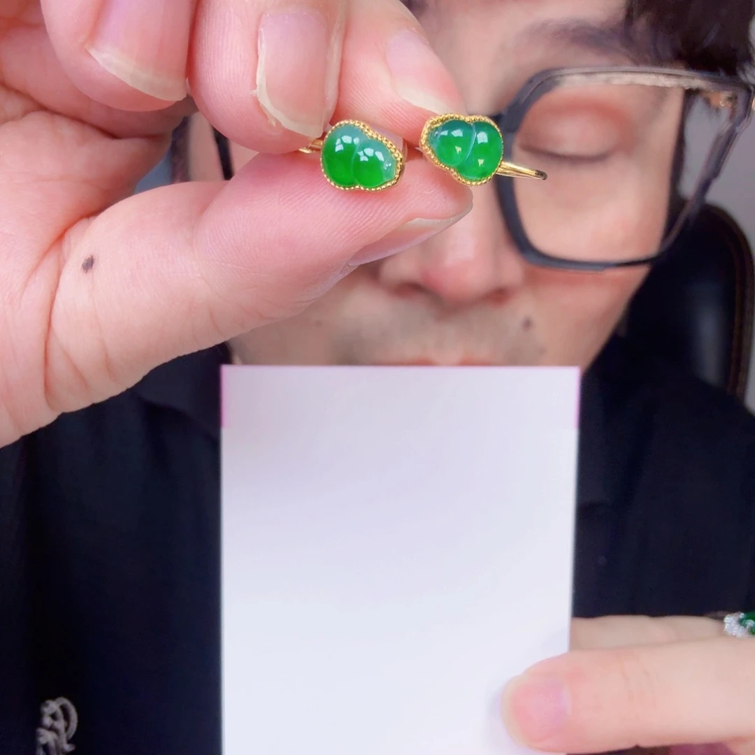 翡翠未镶嵌颈饰一对