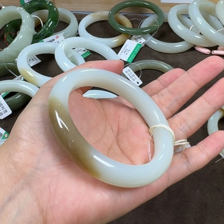 和田玉未镶嵌手镯