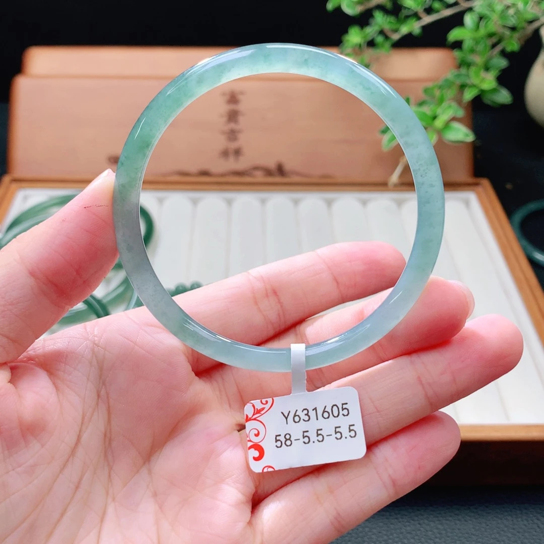 未镶嵌手镯（圆镯）翡翠