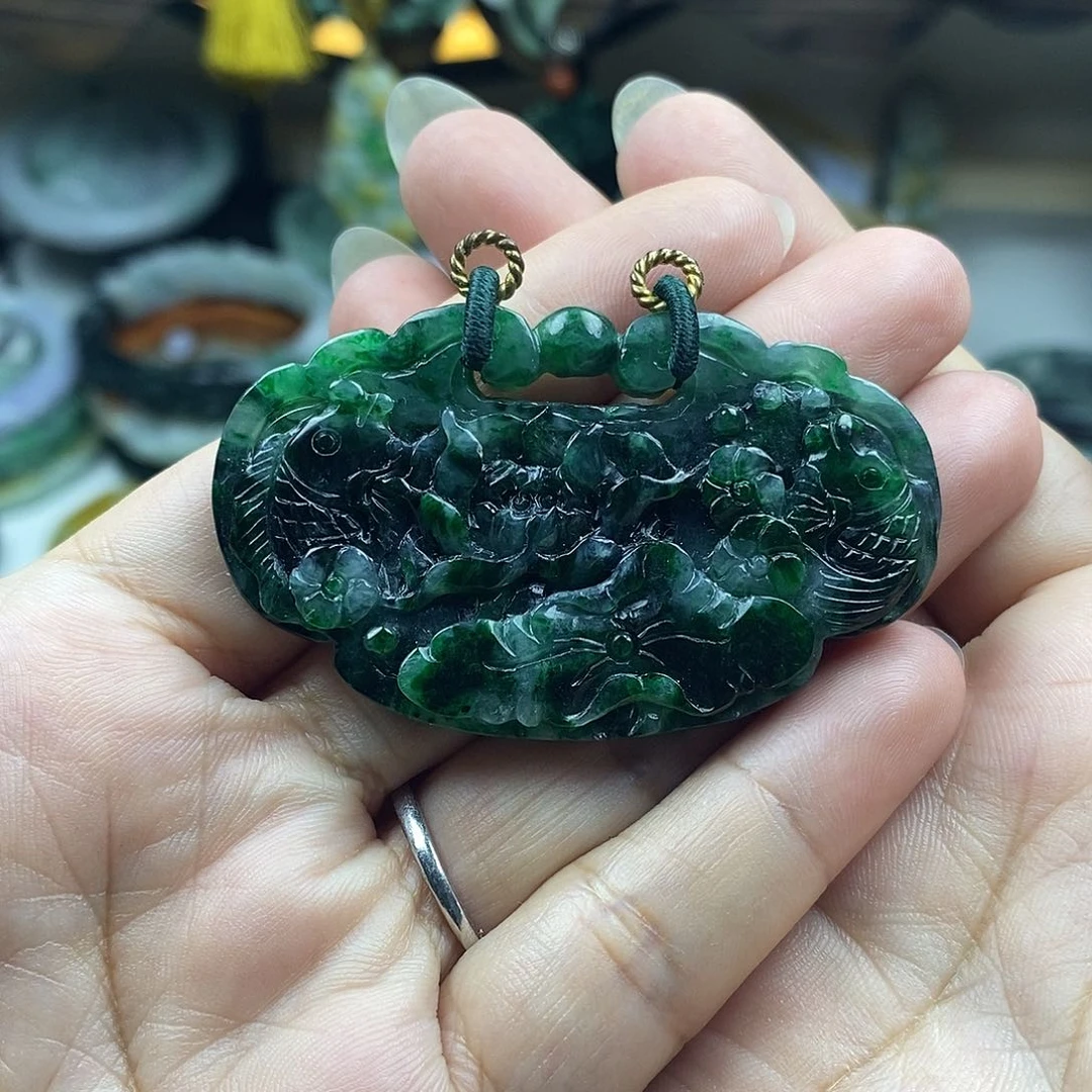 翡翠未镶嵌颈饰董*牌子