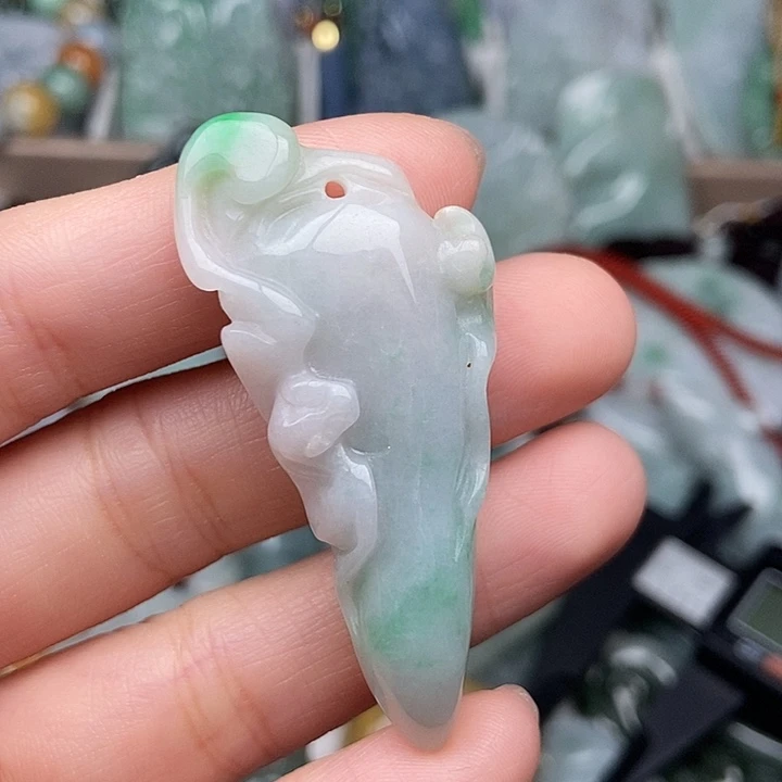 翡翠未镶嵌颈饰翡翠有微瑕