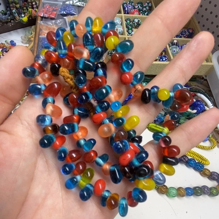 颈饰琉璃小水滴。尼泊尔