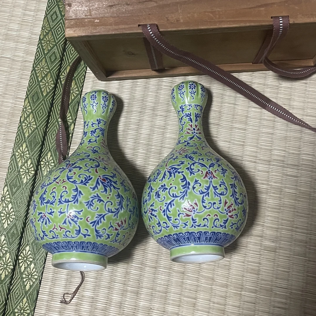 一对器型挺拔画面精美的瓷瓶