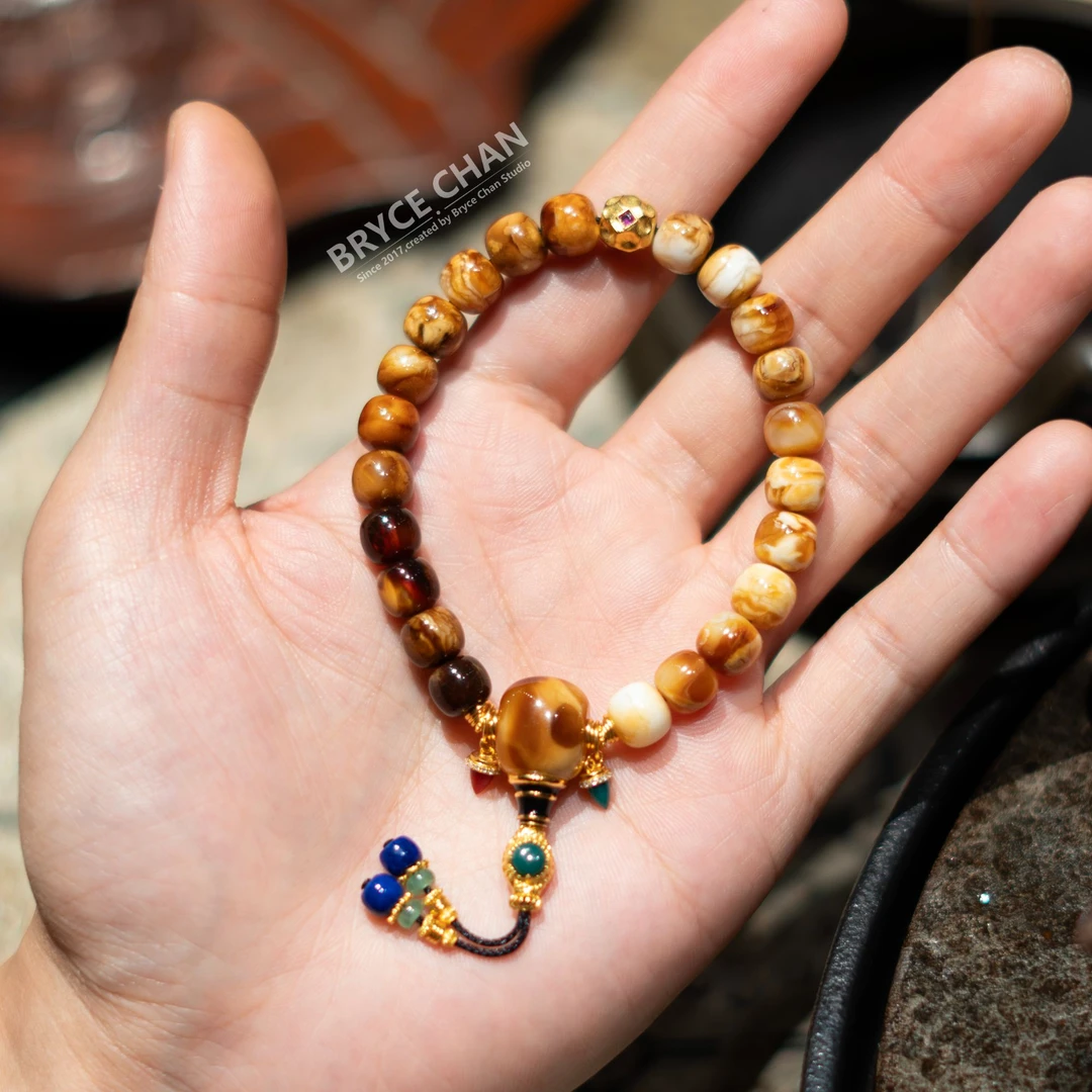 【耀今·渐变微彩沁妖孽18K金手持】（8.2mm·12.03g）蜜蜡手持手串