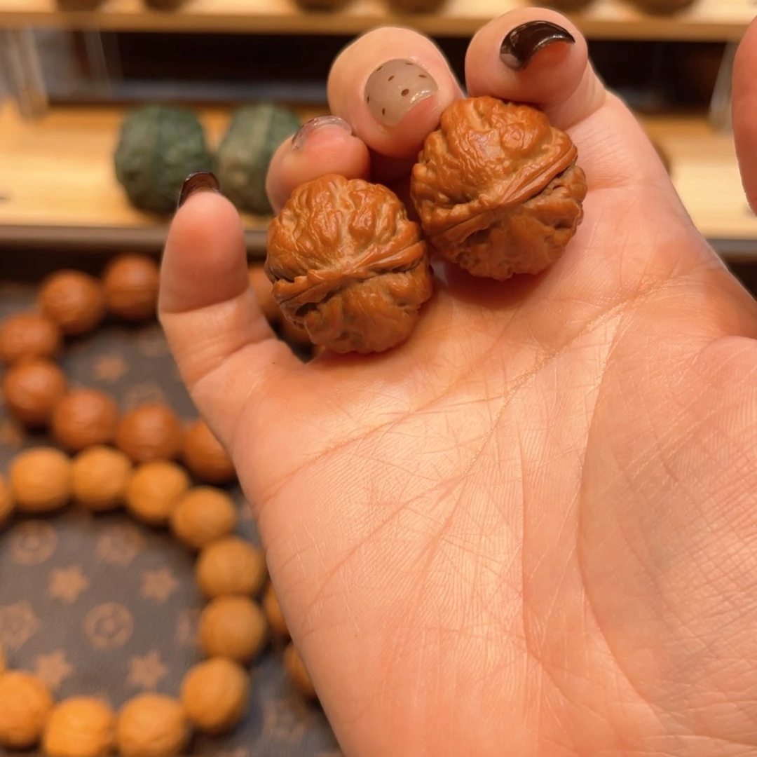 文玩核桃把件红皮爆肉八棱