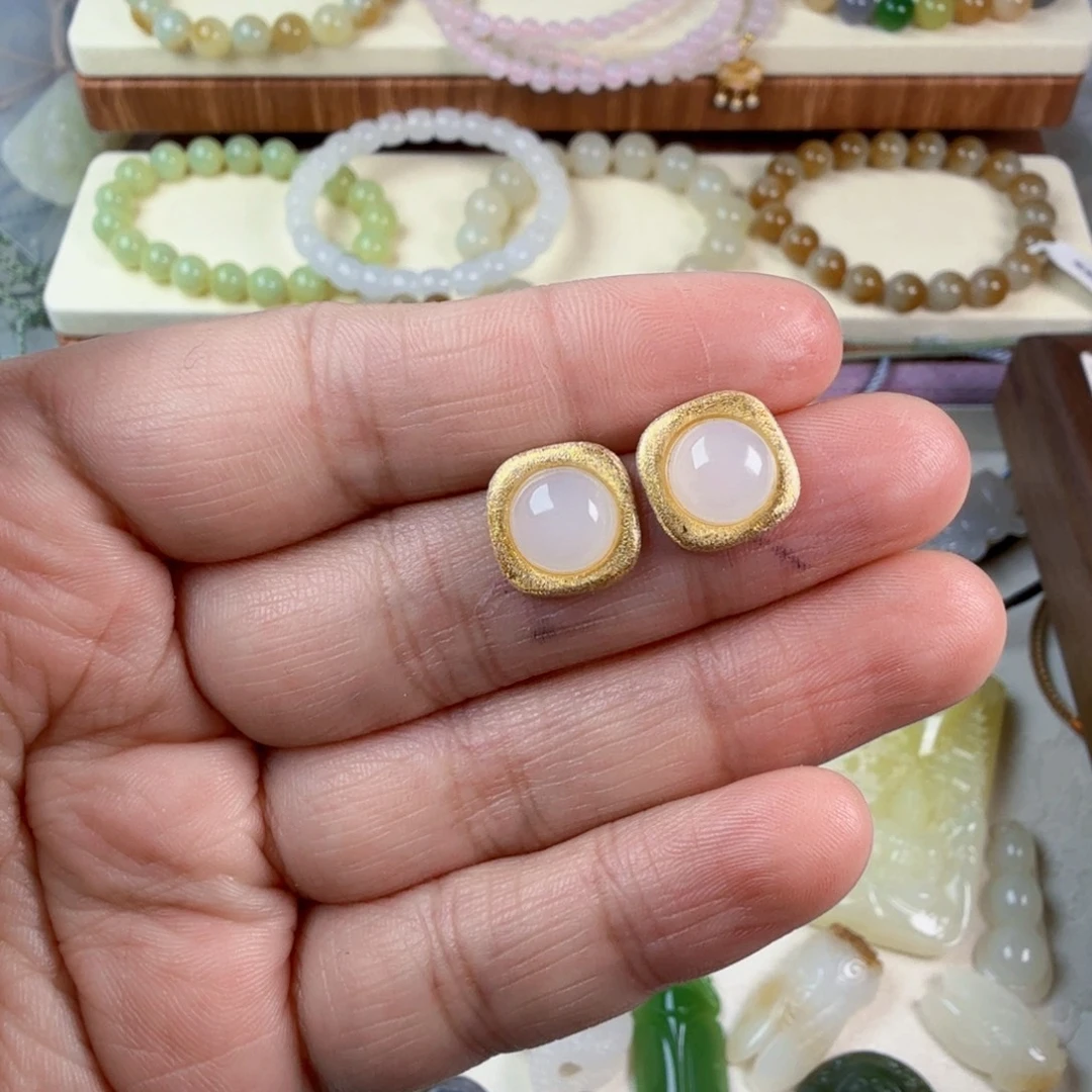 兔****和田玉银S925镶嵌耳饰