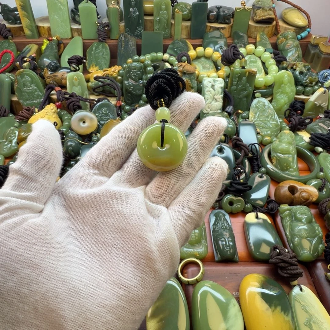 沈***）岫岩河磨玉（透闪石质玉）未镶嵌挂件