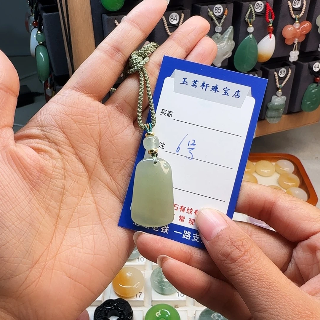 石英质玉未镶嵌颈饰