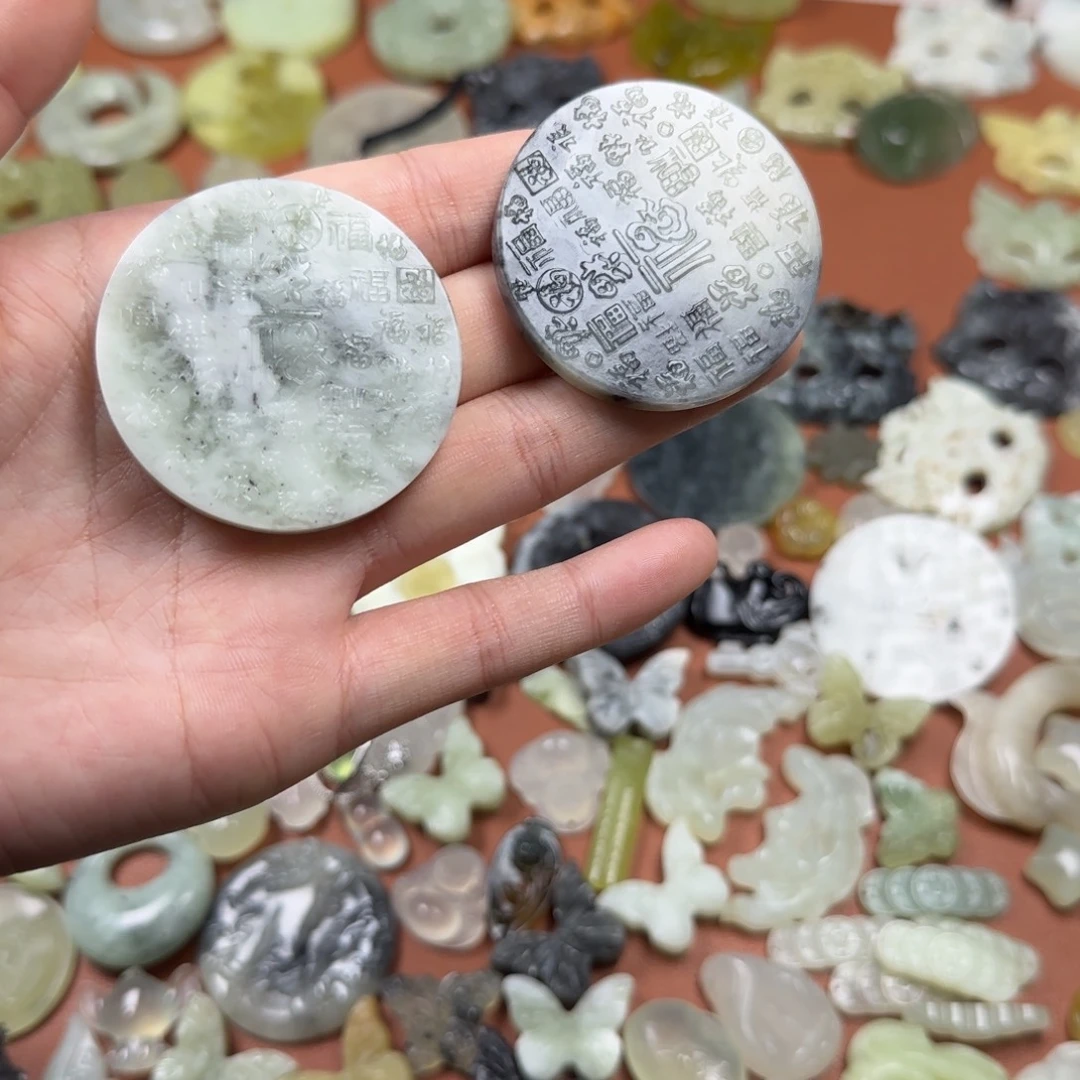 蛇纹石玉未镶嵌颈饰百福牌