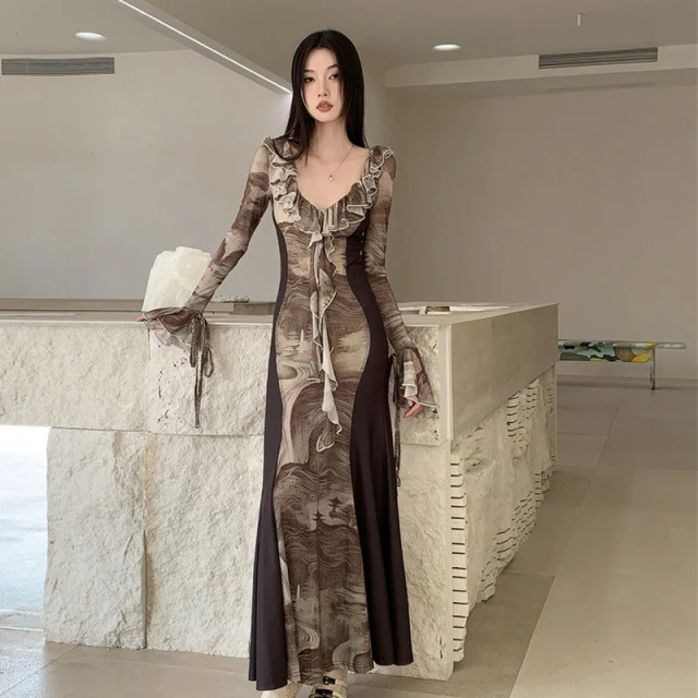 连衣裙女设计感小众木耳边印花长袖修身显瘦低领气质内搭辣妹长裙
