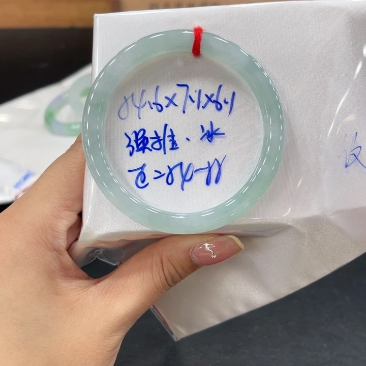 翡翠手镯未镶嵌翡翠