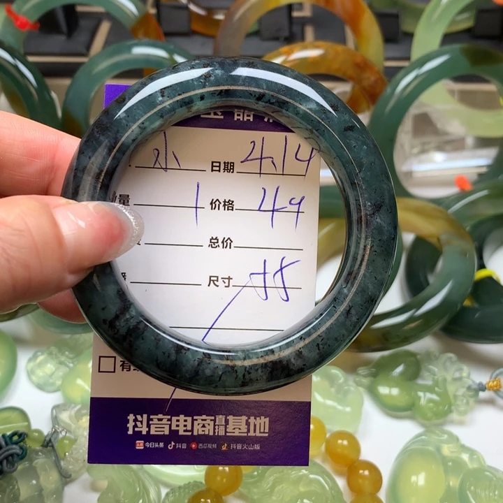 岫玉未镶嵌手镯小**?