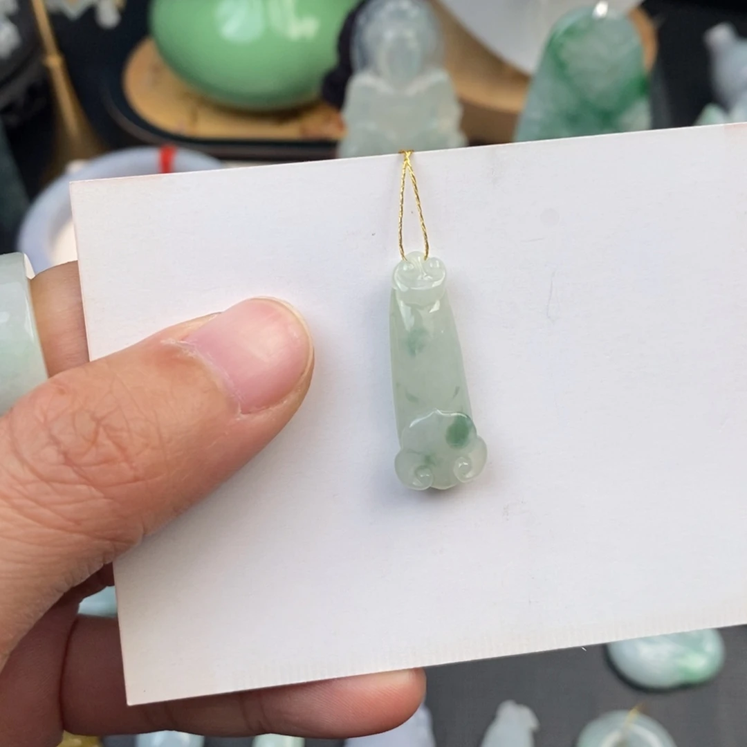 翡翠未镶嵌颈饰如意
