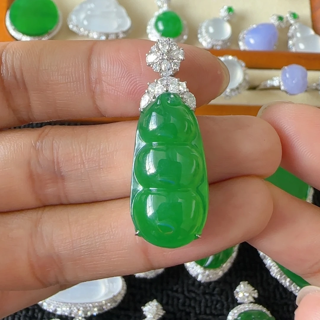 翡翠18K金镶嵌颈饰吊坠